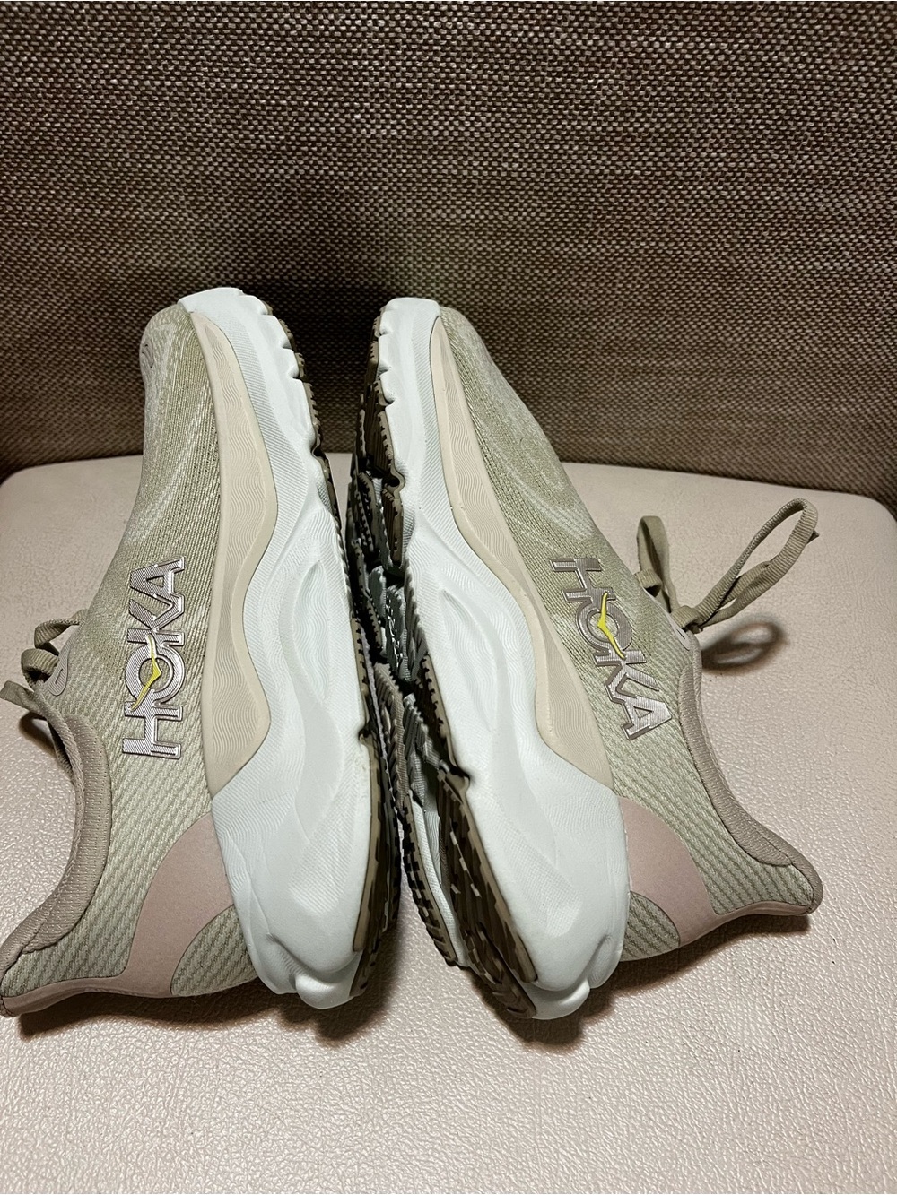 HOKA One One Arahi 8 Running Shoe - Cream with Green Accents Women’s Size 8 - Picture 4 of 8
